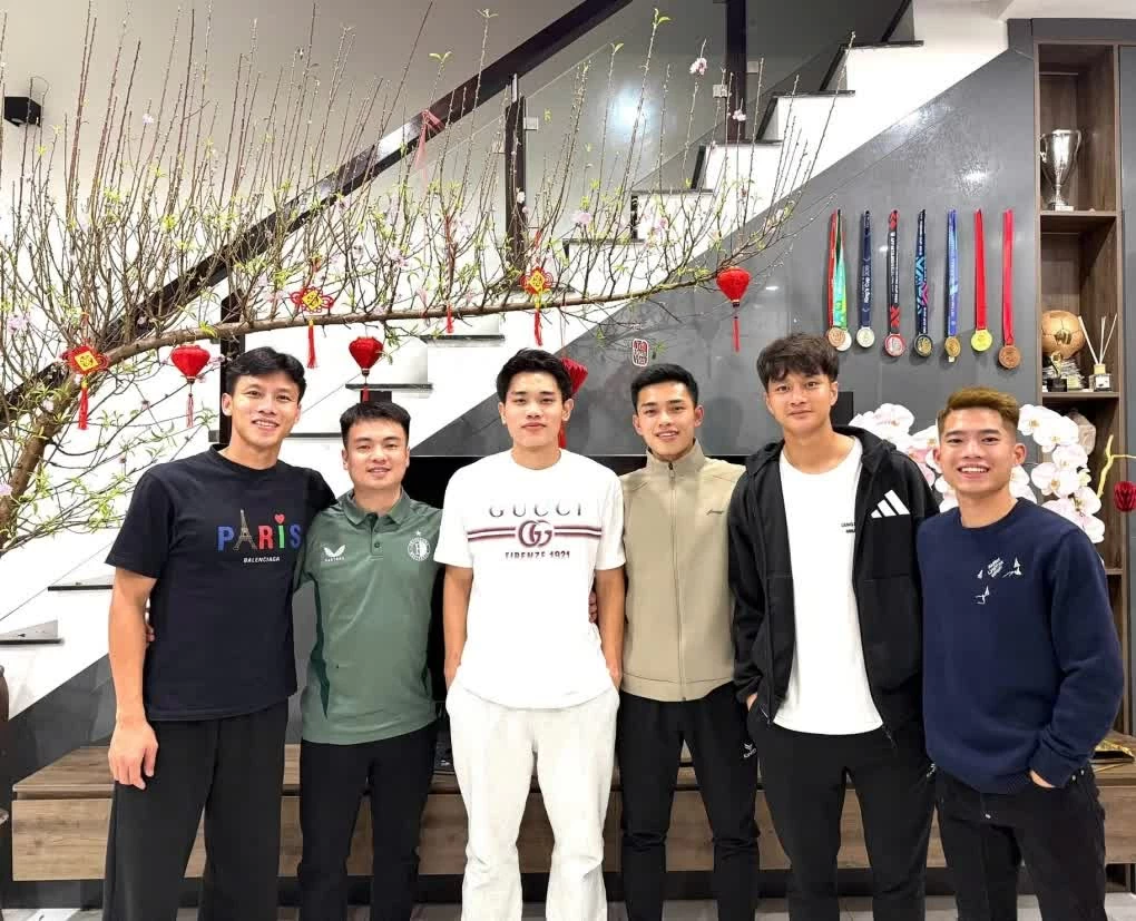 Đình Bắc đón Tết muộn cùng gia đình, tham dự trận đấu thiện nguyện tại quê nhà