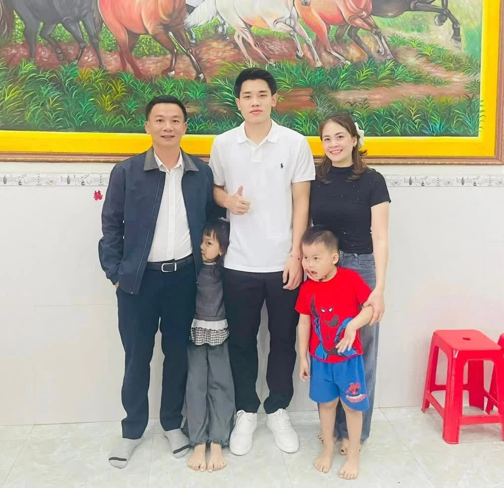 Đình Bắc đón Tết muộn cùng gia đình, tham dự trận đấu thiện nguyện tại quê nhà