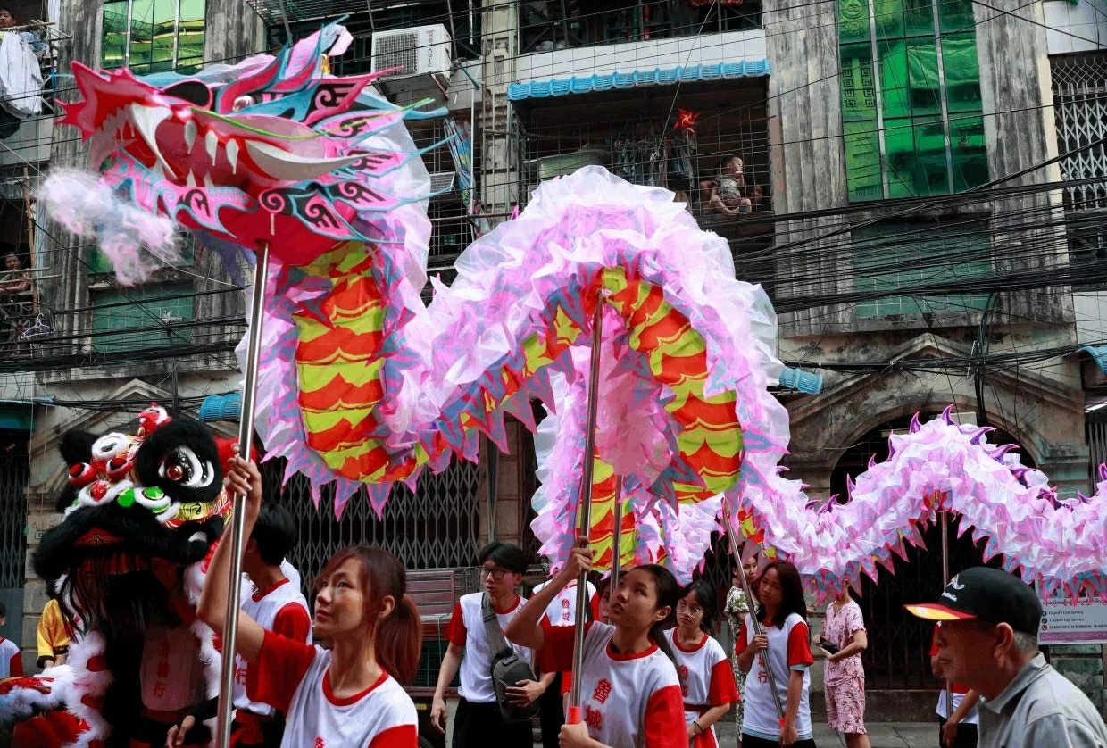 Các nghệ sĩ biểu diễn múa lân và múa rồng trong các hoạt động chào Xuân tại Yangon, Myanmar. (Ảnh: EPA)