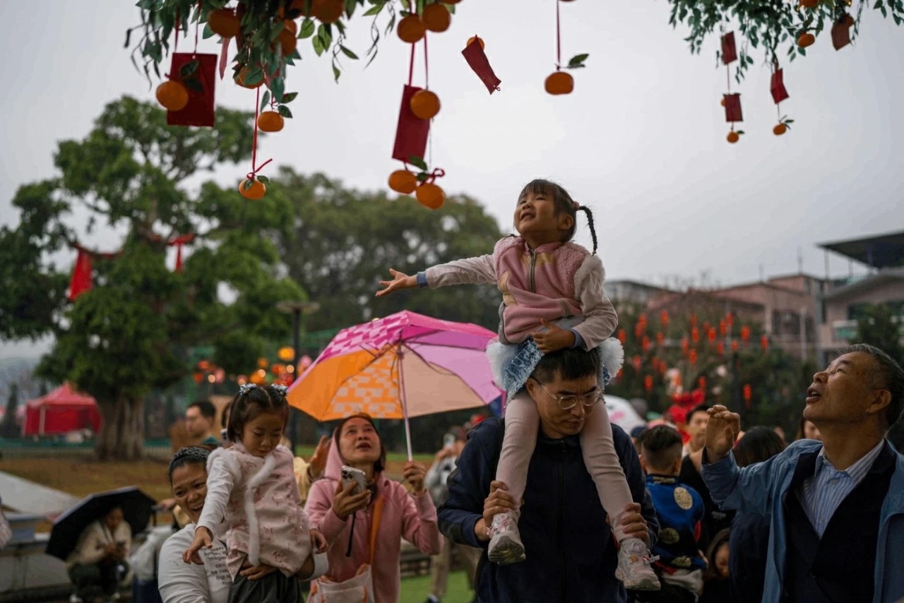Người dân viết lời cầu nguyện năm mới lên cây ước nguyện tại làng Lâm Thôn, Hồng Kông. (Ảnh: Shutterstock)