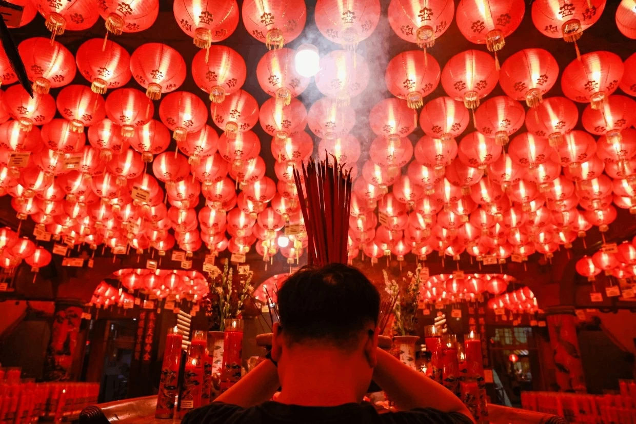 Hoạt động dâng hương trong đêm Giao thừa tại chùa Boen San Bio, Tangerang, Indonesia. (Ảnh: EPA)