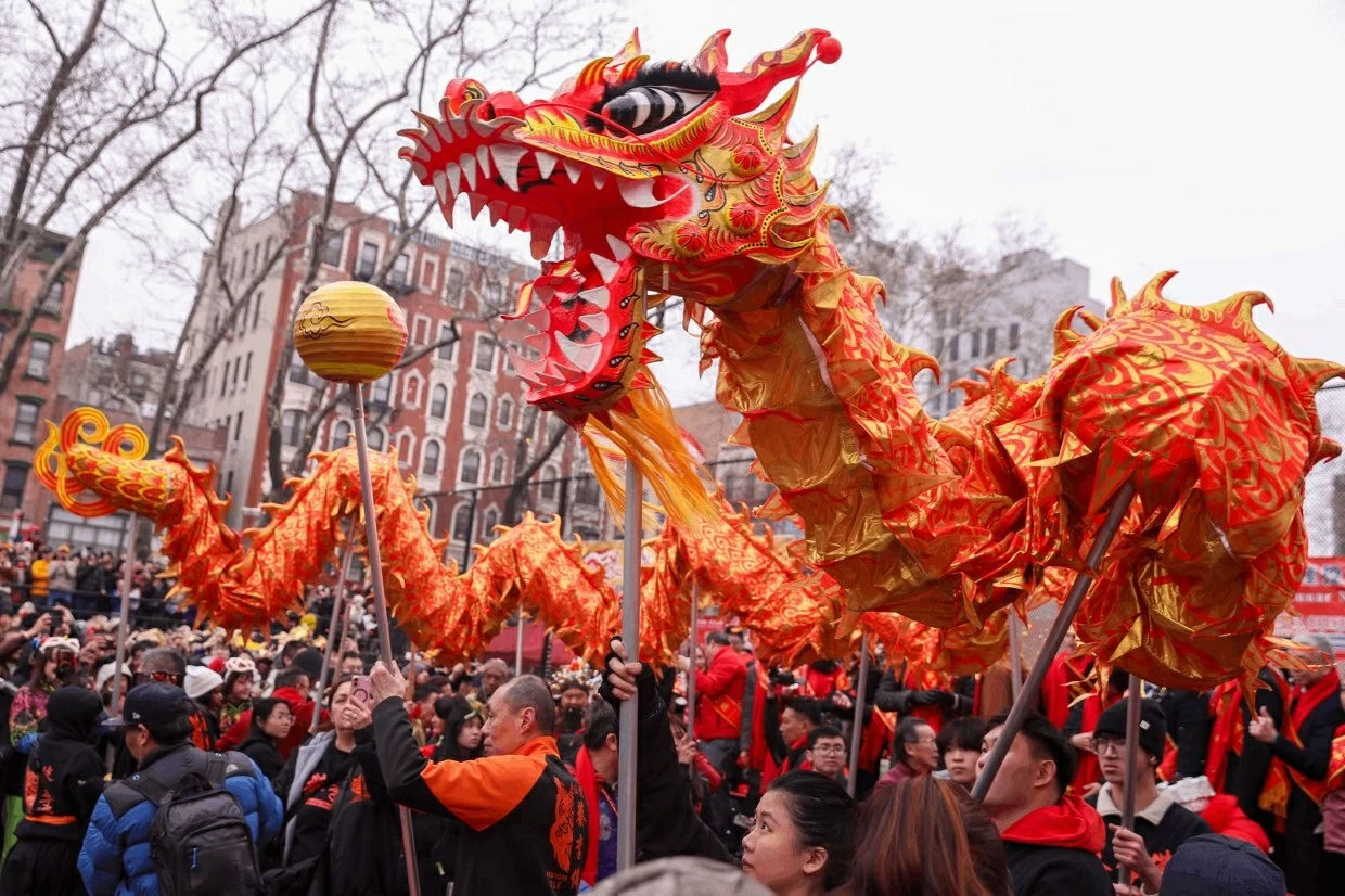 Người dân đón Tết Nguyên Đán tại khu phố Tàu ở Manhattan, Thành phố New York, Mỹ. (Ảnh: EPA)