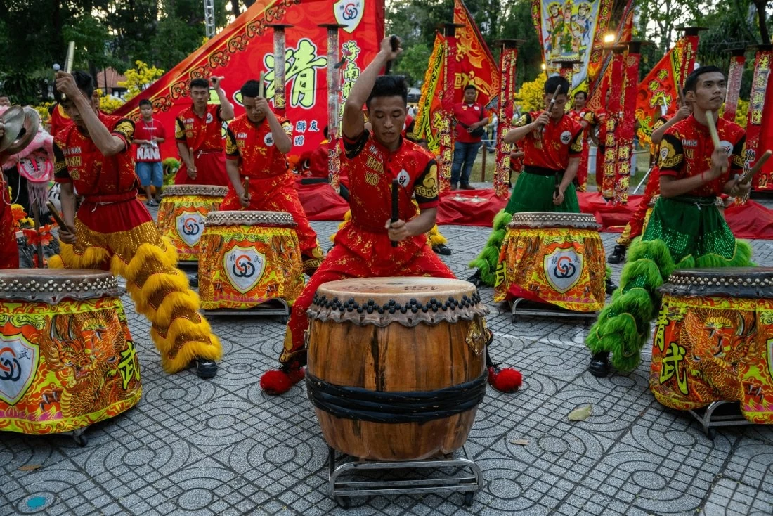 Màn biểu diễn trống tập thể với ý nghĩa xua đuổi tà ma chào đón năm mới tại TP. Hồ Chí Minh. (Ảnh: Getty Images)