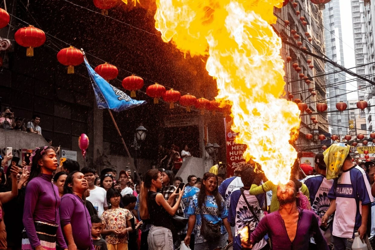 Các nghệ sĩ múa lửa biểu diễn trên những con phố ở Binondo, một quận thuộc Manila, Philippines. (Ảnh: Shutterstock)