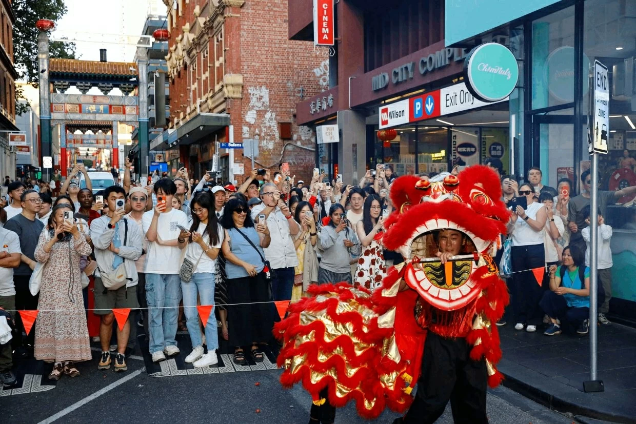 Đoàn múa lân diễu hành trên các con phố trong hoạt động chào đón đêm Giao thừa tại khu phố Tàu ở Melbourne, Úc. (Ảnh: Shutterstock)