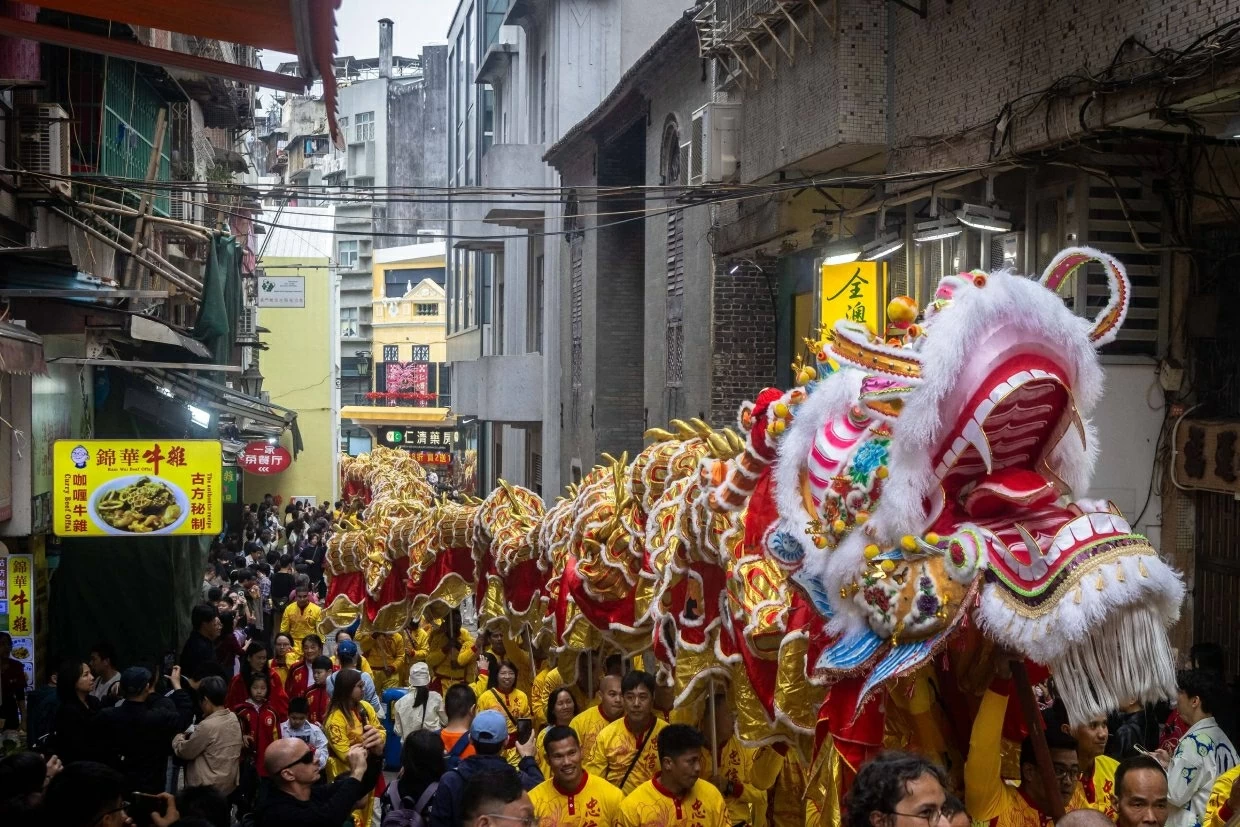 Các nghệ sĩ biểu diễn múa rồng (dài 238 mét) trên đường phố để chào đón Tết tại Ma-cau, Trung Quốc. (Ảnh: Getty Images)