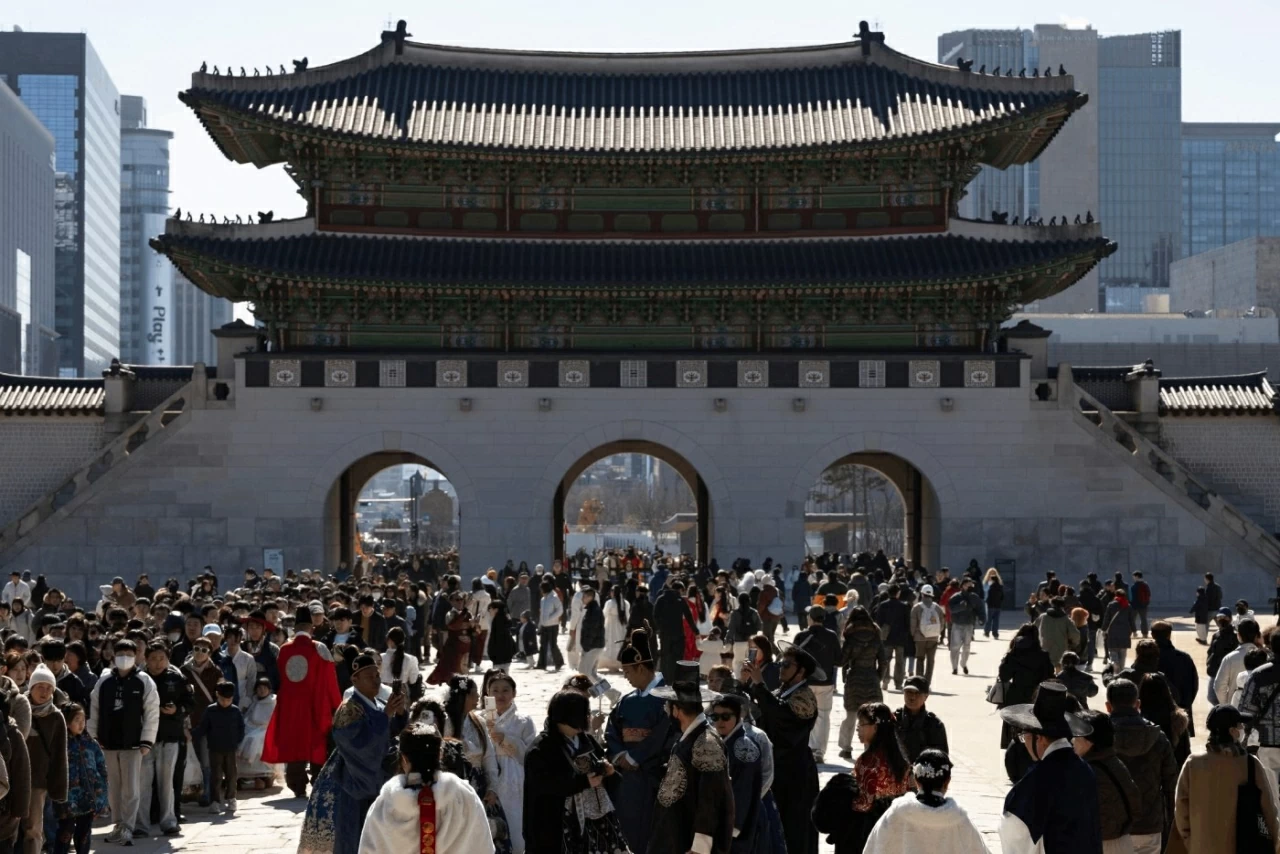Người dân tham quan Cung điện Gyeongbokgung tại Seoul, Hàn Quốc. Các cung điện cổ kính ở Seoul, bao gồm cả Cung Gyeongbokgung, đã mở cửa miễn phí cho khách tham quan trong suốt kỳ nghỉ Tết Nguyên Đán. (Ảnh: Shutterstock)