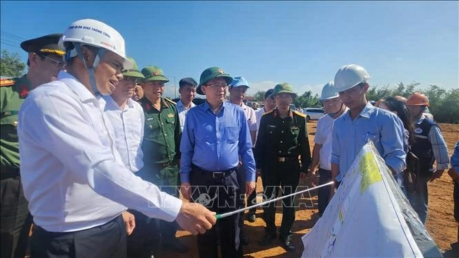 Phó Thủ tướng Hồ Quốc Dũng kiểm tra tiến độ đường cao tốc Quy Nhơn - Pleiku Phó Thủ tướng Hồ Quốc Dũng kiểm tra tiến độ đường cao tốc Quy Nhơn - Pleiku