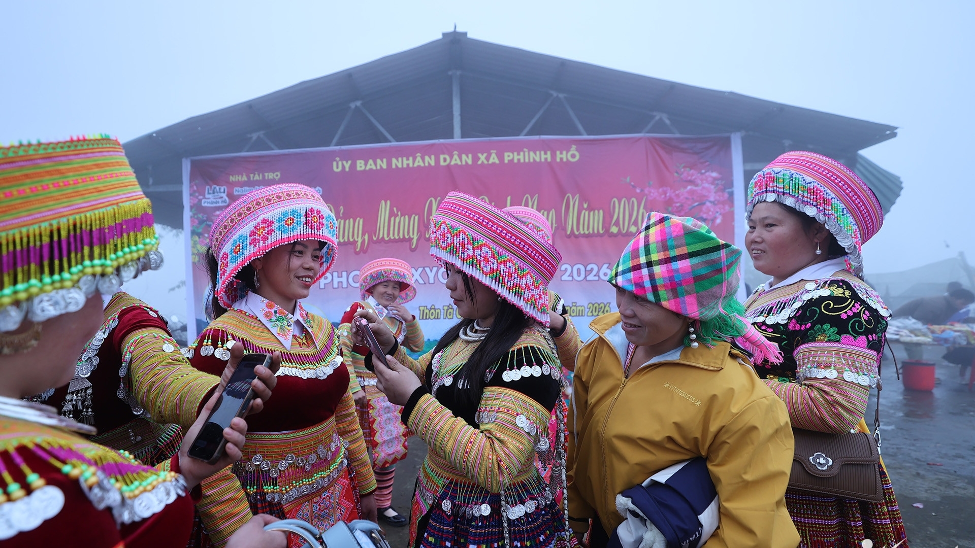 Lào Cai: Hình ảnh hội Xuân của người Mông ẩn hiện giữa tầng mây