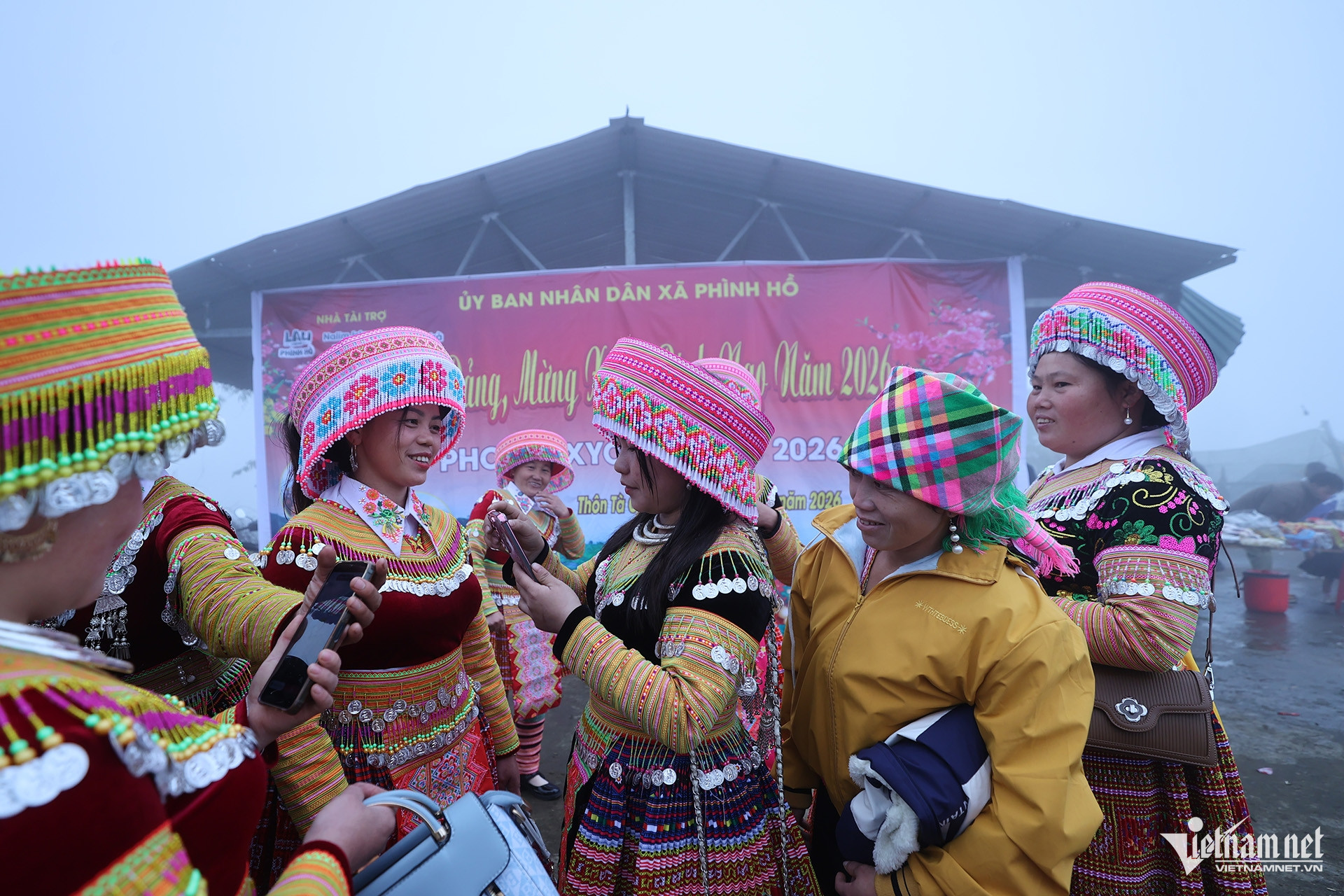 Lào Cai: Hình ảnh hội Xuân của người Mông ẩn hiện giữa tầng mây Hình ảnh hội xuân của người Mông ẩn hiện giữa tầng mây