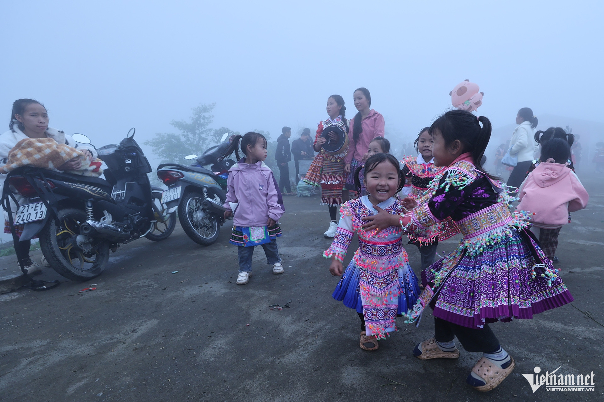 Lào Cai: Hình ảnh hội Xuân của người Mông ẩn hiện giữa tầng mây Hình ảnh hội xuân của người Mông ẩn hiện giữa tầng mây