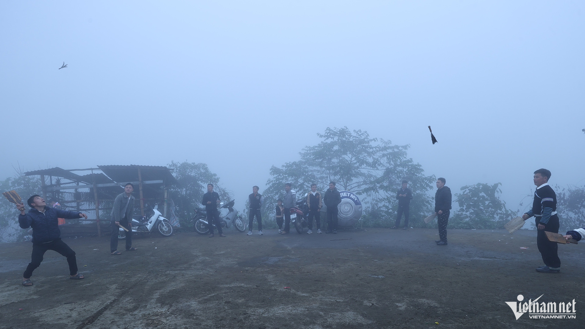 Lào Cai: Hình ảnh hội Xuân của người Mông ẩn hiện giữa tầng mây Hình ảnh hội xuân của người Mông ẩn hiện giữa tầng mây