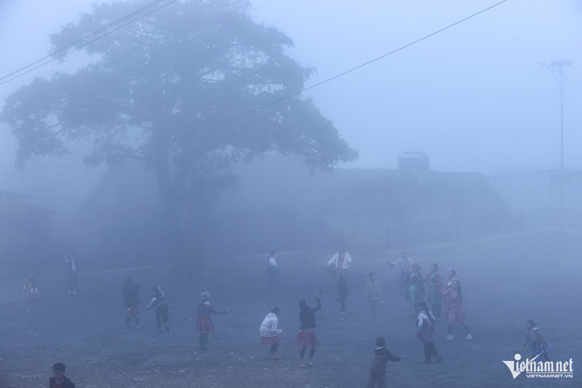 Lào Cai: Hình ảnh hội Xuân của người Mông ẩn hiện giữa tầng mây Hình ảnh hội xuân của người Mông ẩn hiện giữa tầng mây