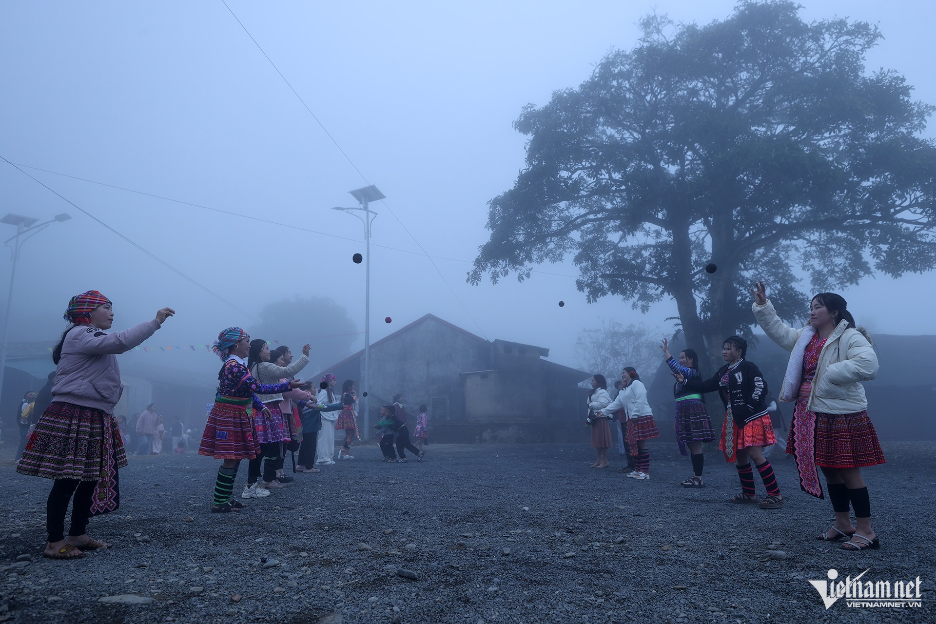 Lào Cai: Hình ảnh hội Xuân của người Mông ẩn hiện giữa tầng mây Hình ảnh hội xuân của người Mông ẩn hiện giữa tầng mây