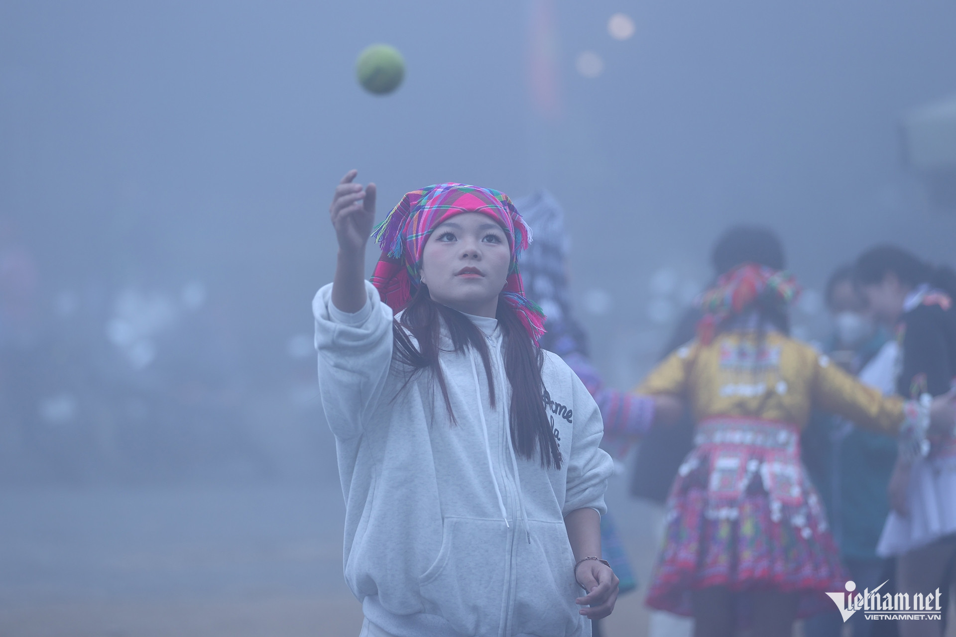 Lào Cai: Hình ảnh hội Xuân của người Mông ẩn hiện giữa tầng mây Hình ảnh hội xuân của người Mông ẩn hiện giữa tầng mây
