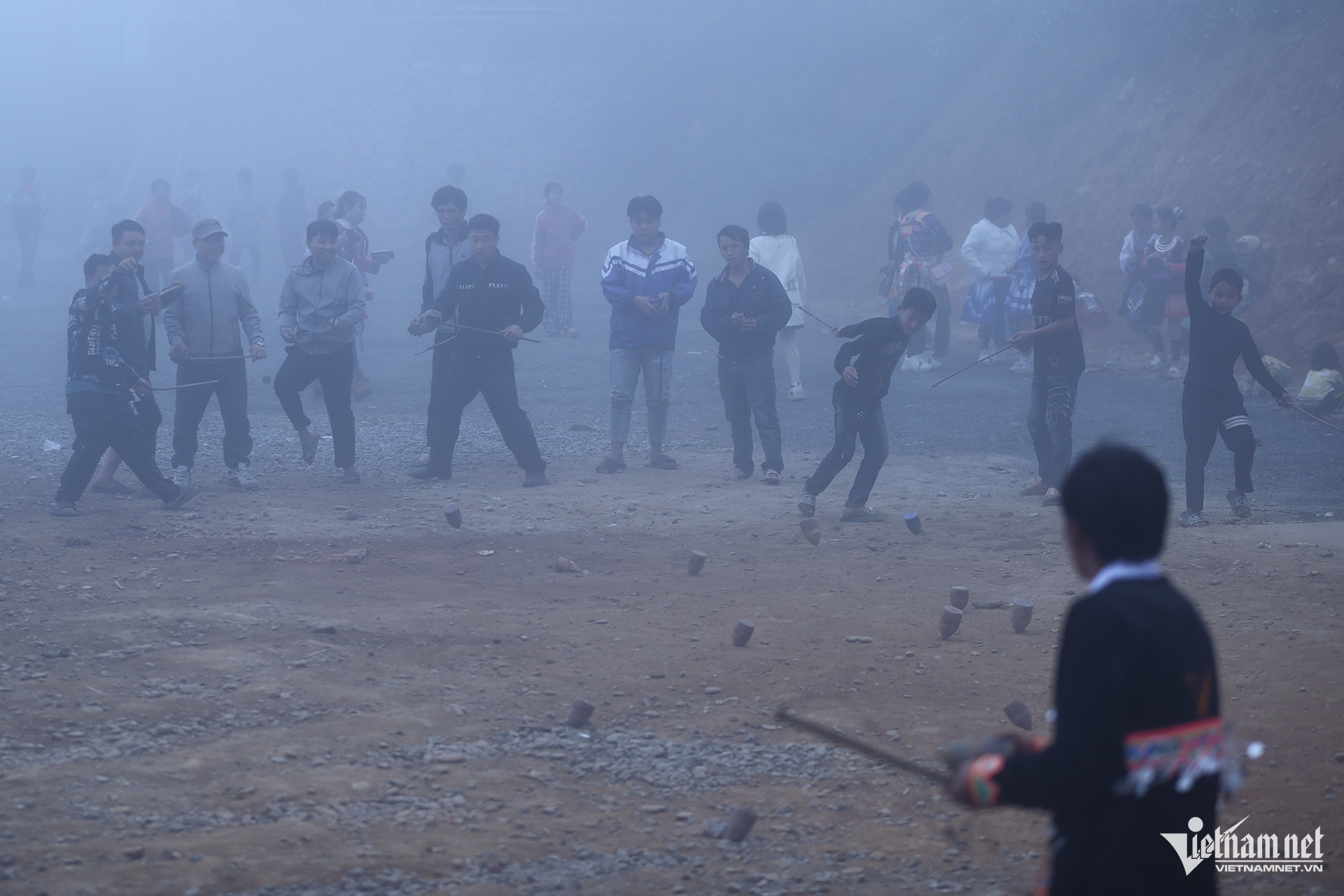 Lào Cai: Hình ảnh hội Xuân của người Mông ẩn hiện giữa tầng mây Hình ảnh hội xuân của người Mông ẩn hiện giữa tầng mây