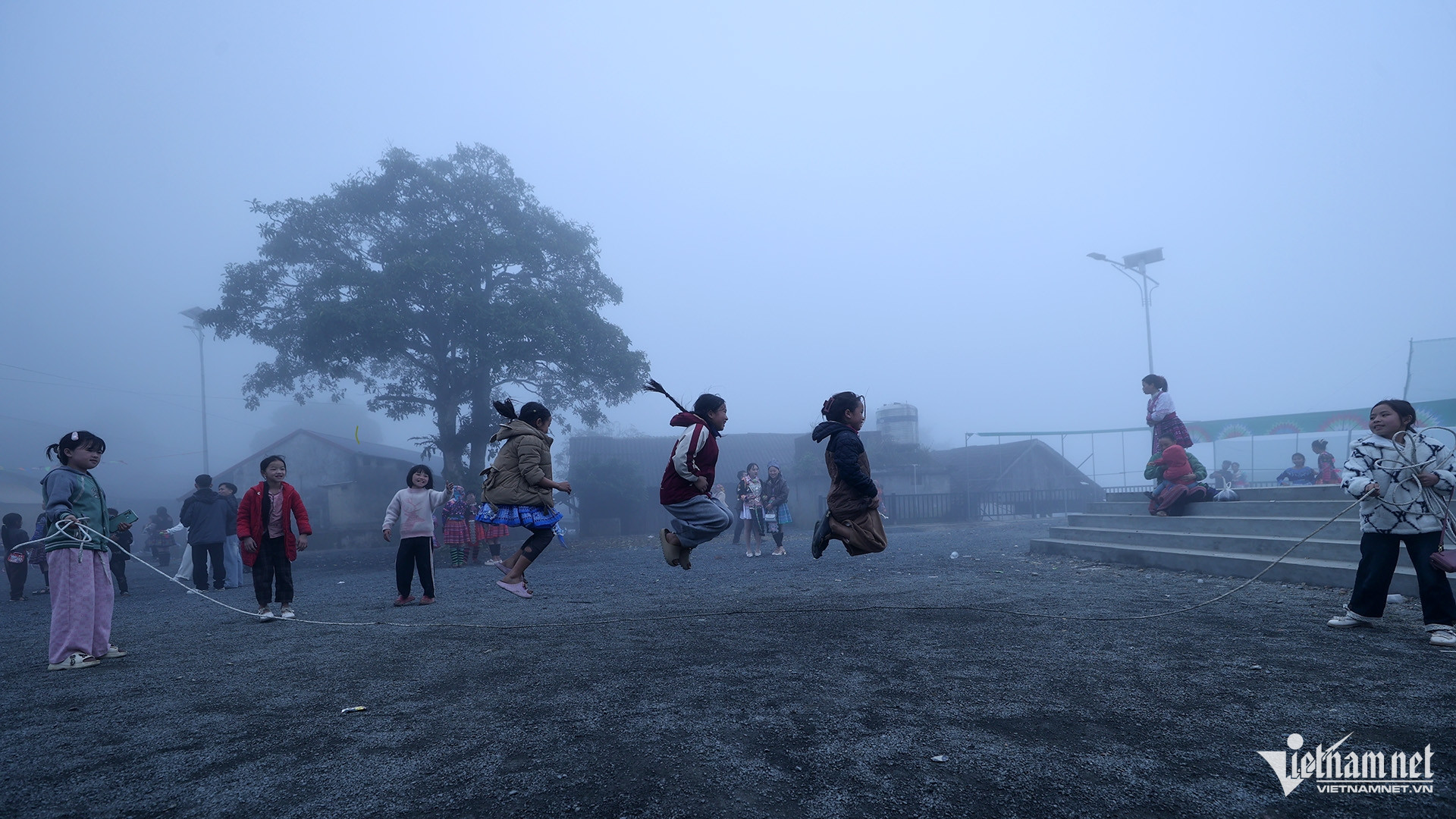 Lào Cai: Hình ảnh hội Xuân của người Mông ẩn hiện giữa tầng mây Hình ảnh hội xuân của người Mông ẩn hiện giữa tầng mây