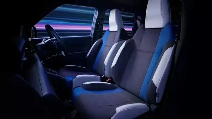 Khoang nội thất giữ nền tảng từ N-One e: nhưng được nhấn nhá bằng ghế ôm sát hơn.