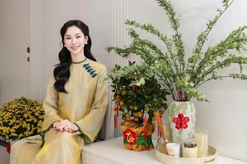 Hoa hậu Đặng Thu Thảo khoe một góc trong căn hộ được cô trang hoàng dịp Tết Bính Ngọ 20266 với một cây tắc nhỏ để bàn cùng chậu cúc màu vàng rực với ý nghĩa thu hút tài lộc, may mắn đến với gia chủ theo quan niệm truyền thống.