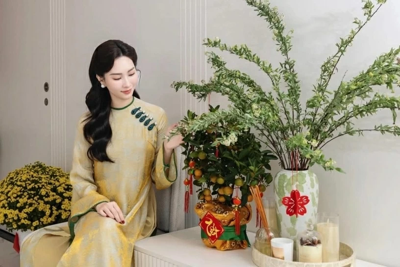 Hoa hậu Đặng Thu Thảo trang hoàng nhiều loại cây, hoa hút tài lộc ngày Tết Hoa hậu Đặng Thu Thảo trang hoàng nhiều loại cây, hoa hút tài lộc ngày Tết