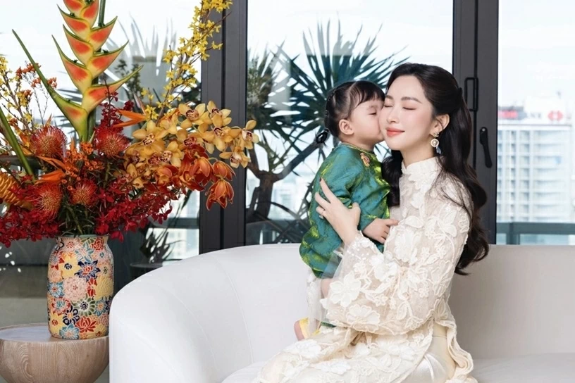 Hoa hậu Đặng Thu Thảo trang hoàng nhiều loại cây, hoa hút tài lộc ngày Tết