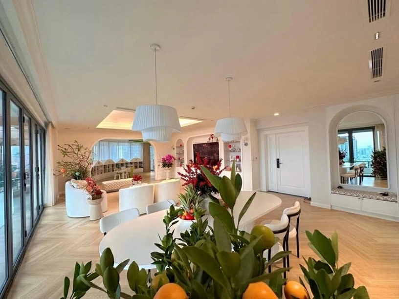 Hoa hậu Đặng Thu Thảo trang hoàng nhiều loại cây, hoa hút tài lộc ngày Tết Hoa hậu Đặng Thu Thảo trang hoàng nhiều loại cây, hoa hút tài lộc ngày Tết