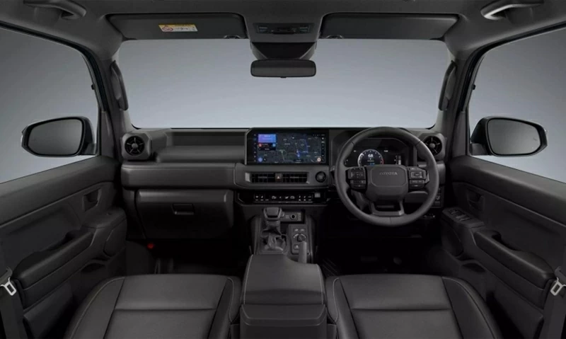 Khoang lái theo đuổi triết lý thực dụng quen thuộc của dòng Land Cruiser. Khoang lái theo đuổi triết lý thực dụng quen thuộc của dòng Land Cruiser.