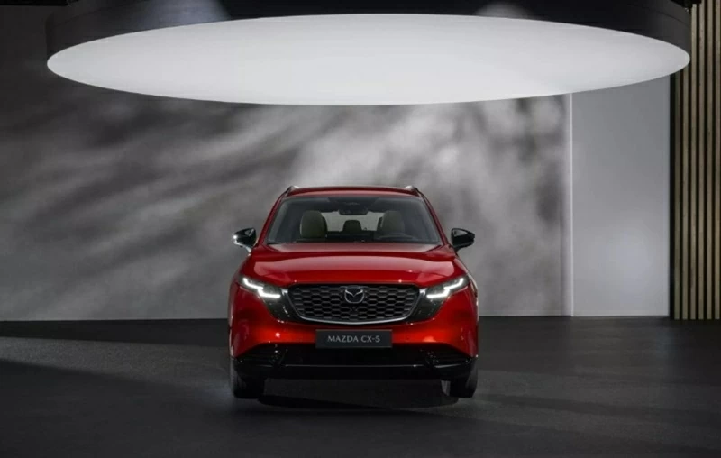Mazda CX-5 2026 tiếp tục phát triển ngôn ngữ thiết kế KODO theo hướng hiện đại và bề thế hơn. 