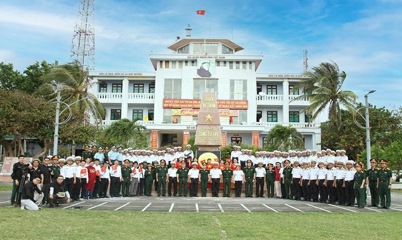 Đoàn công tác chụp ảnh lưu niệm với đại diện cán bộ, chiến sĩ và nhân dân đảo Song Tử Tây.
