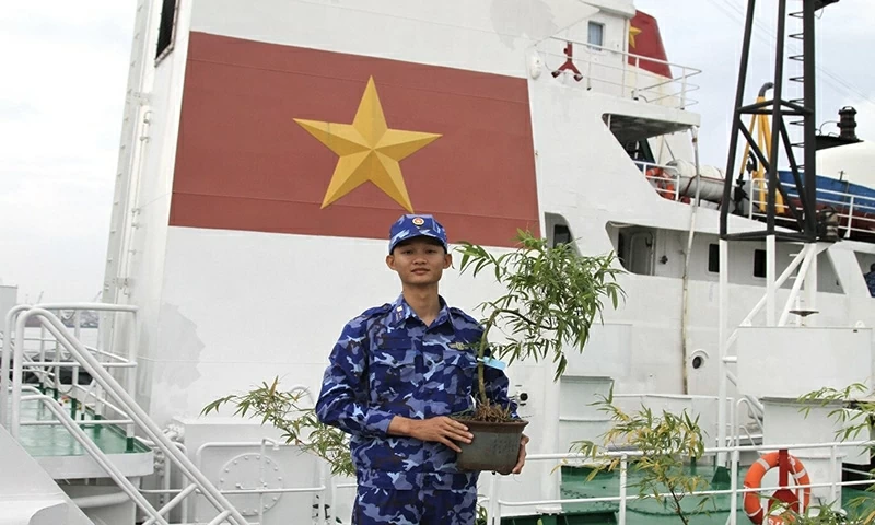 Những thủy thủ của chuyến tàu đã giúp đoàn công tác vận chuyển những cành đào thắm, những sắc mai vàng, hoa tươi và cả những chậu bonsai Tre vượt hàng trăm hải lý ra đảo Song Tử Tây - Trường Sa. Những thủy thủ của chuyến tàu đã giúp đoàn công tác vận chuyển những cành đào thắm, những sắc mai vàng, hoa tươi và cả những chậu bonsai Tre vượt hàng trăm hải lý ra đảo Song Tử Tây - Trường Sa.