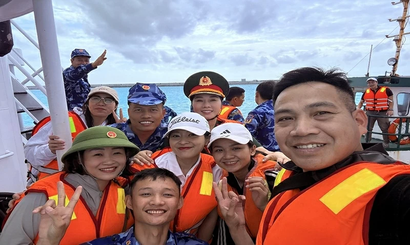 Dù rất vật vả trong hành trình hơn 50 giờ lênh lênh trên biển, nhưng khi gần cập cảng tất các thành viên và các thủy thủ đoàn ai cùng vui mừng phấn khởi, háo hức được đặt những bước chân đầu tiên lên đảo Song Tử Tây.