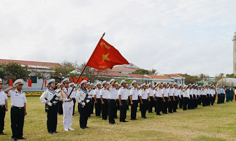 Các thành viên trong đoàn công tác tham dự buổi lễ chào cờ cùng quân và dân trên đảo Song Tử Tây. Các thành viên trong đoàn công tác tham dự buổi lễ chào cờ cùng quân và dân trên đảo Song Tử Tây.