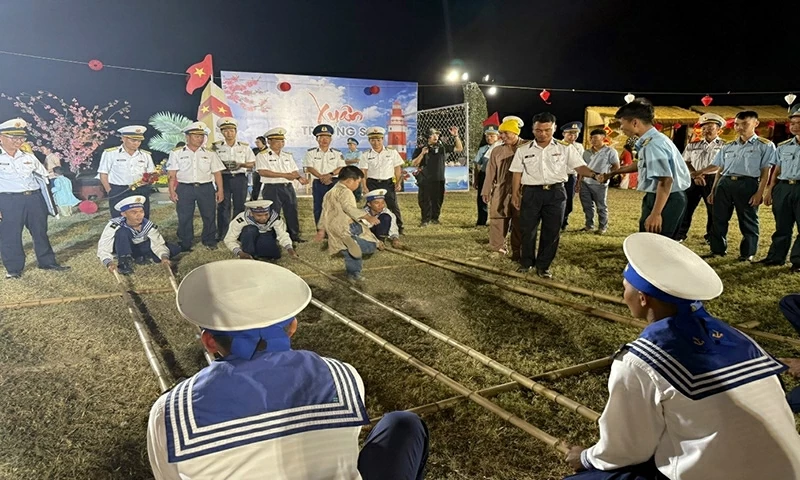 Không khí Tết rộn ràng sắc xuân nơi đảo xa. Không khí Tết rộn ràng sắc xuân nơi đảo xa.