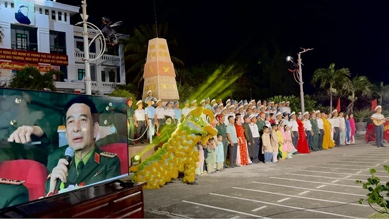 Bộ trưởng Phan Văn Giang chúc Tết quân và dân trên đảo Trường Sa qua cầu truyền hình Trường Sa trong trái tim người Việt