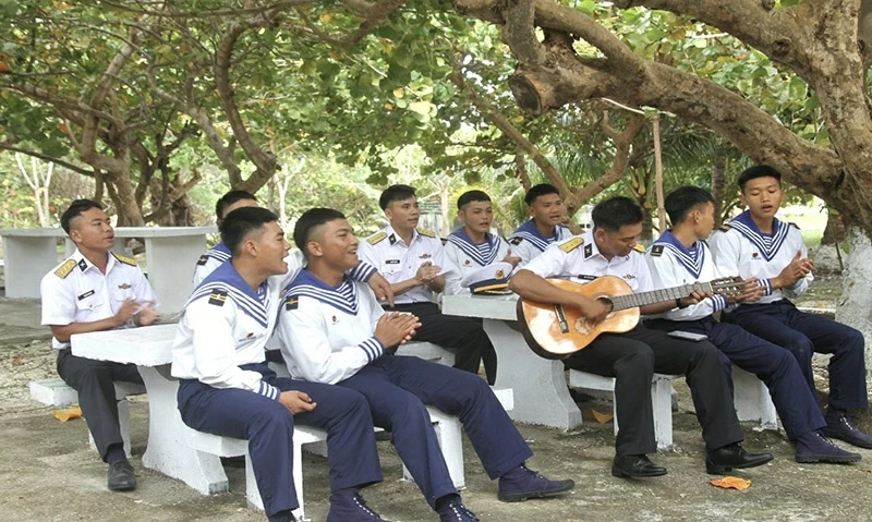 Chiến sĩ sinh hoạt thể thao, văn hóa, văn nghệ dưới những tán cây xanh trên đảo. Chiến sĩ sinh hoạt thể thao, văn hóa, văn nghệ dưới những tán cây xanh trên đảo.
