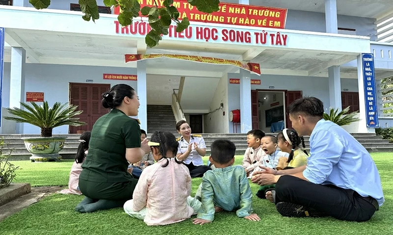 Những lớp măng non lớn lên giữa biển đảo trong tình yêu thương của gia đình, các thầy cô giáo, các chú bộ đội và cả những nhà tu hành trong các ngôi chùa trên đảo. Những lớp măng non lớn lên giữa biển đảo trong tình yêu thương của gia đình, các thầy cô giáo, các chú bộ đội và cả những nhà tu hành trong các ngôi chùa trên đảo.
