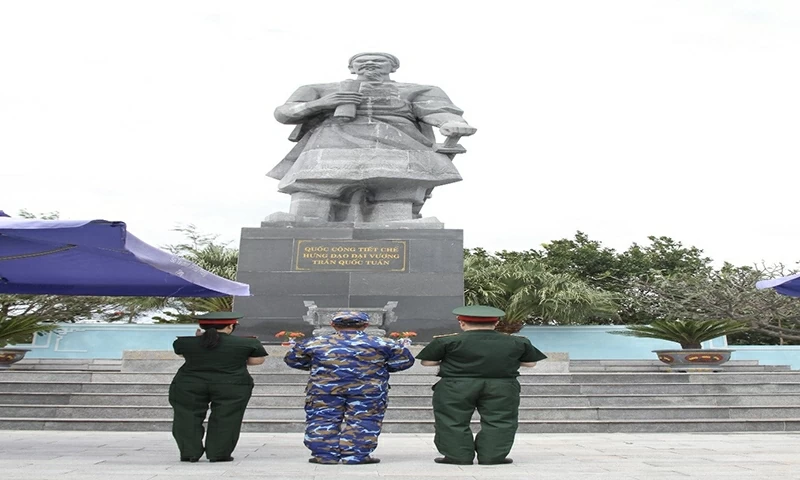 Đại diện đoàn công tác dâng hương tại tượng đài Quốc công tiết chế Hưng đạo Đại vương Trần Quốc Tuấn. Đại diện đoàn công tác dâng hương tại tượng đài Quốc công tiết chế Hưng đạo Đại vương Trần Quốc Tuấn.