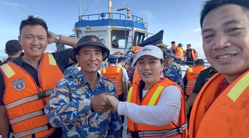 Phút chia tay bịn rịn lưu luyến chẳng muốn chia xa.