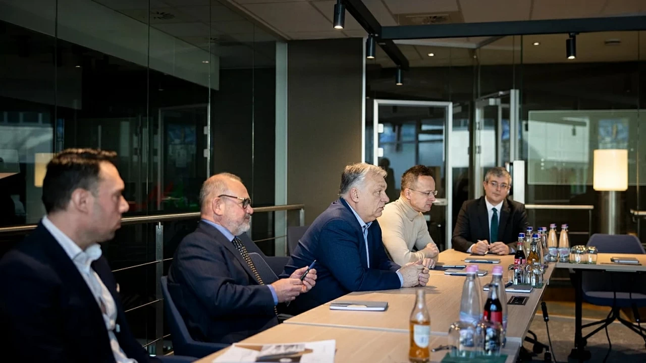 Hungary ngăn EU thông qua gói trừng phạt mới với Nga vì tranh cãi dầu mỏ Hungary ngăn EU thông qua gói trừng phạt mới với Nga vì một bất đồng liên quan dầu mỏ