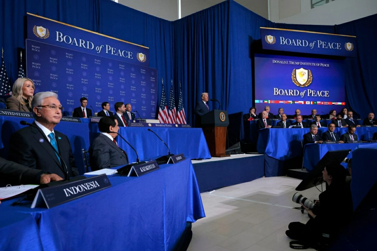 Ảnh ấn tượng: Ra mắt Hội đồng Hòa bình, Triều Tiên khai mạc Đại hội Đảng, Ramadan bên đống hoang tàn, chú chó 'đua ké' gây sốt tại Olympic