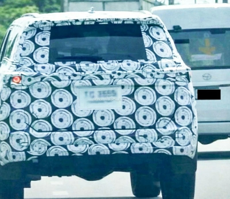 Ảnh chạy thử trên đường của Toyota Fortuner thế hệ mới.