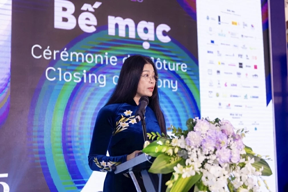 Phát biểu bế mạc, Giám đốc Sở Văn hóa và Thể thao Hà Nội Bạch Liên Hương nhấn mạnh, sự kiện Biennale nhiếp ảnh quốc tế Photo Hanoi ’25 đã tạo một dấu ấn văn hóa đặc biệt, để lại những cảm xúc đẹp trong lòng các nghệ sĩ tham gia, công chúng Hà Nội, những người yêu nghệ thuật nhiếp ảnh cũng như bạn bè và du khách quốc tế. Phát biểu bế mạc, Giám đốc Sở Văn hóa và Thể thao Hà Nội Bạch Liên Hương nhấn mạnh, sự kiện Biennale nhiếp ảnh quốc tế Photo Hanoi ’25 đã tạo một dấu ấn văn hóa đặc biệt, để lại những cảm xúc đẹp trong lòng các nghệ sĩ tham gia, công chúng Hà Nội, những người yêu nghệ thuật nhiếp ảnh cũng như bạn bè và du khách quốc tế.