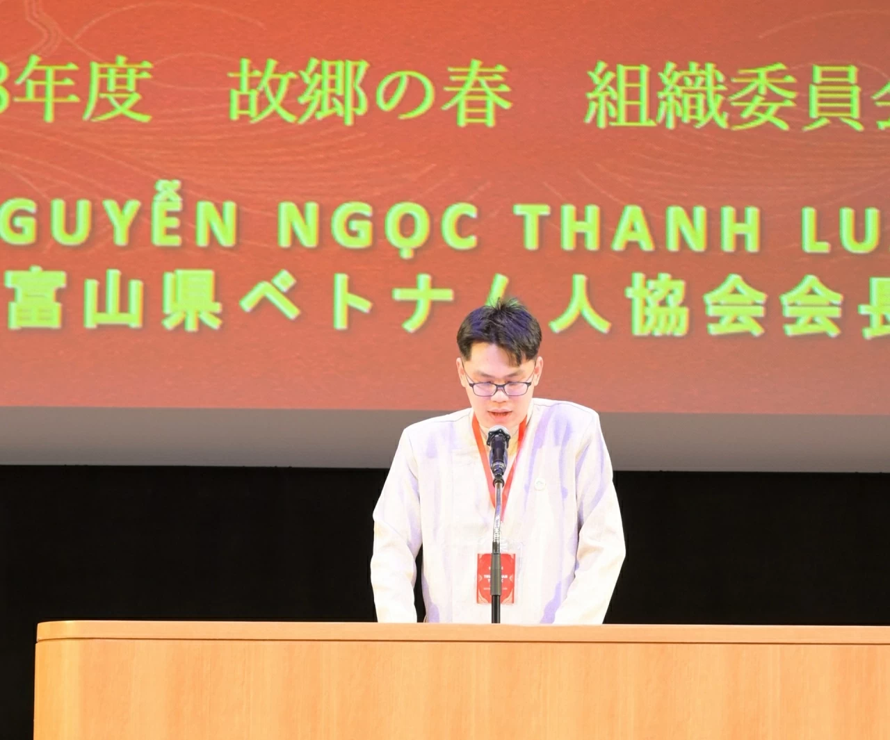 Ông Nguyễn Ngọc Thanh Luân – Chủ tịch Hội Người Việt Nam tại Toyama phát biểu khai mạc chương trình. 
