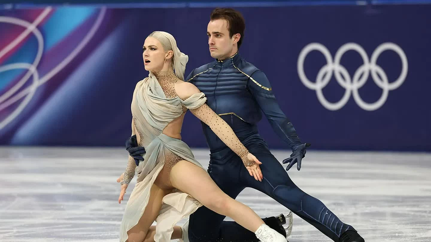 Đại diện Tây Ban Nha, cặp vận động viên Olivia Smart và Tim Dieck thu hút sự chú ý tại Thế vận hội Mùa đông 2026 với phần thi free dance lấy cảm hứng từ bộ phim Dune. Bài thi nổi bật với các động tác nâng đỡ sáng tạo và phong cách biểu cảm mạnh, được chia sẻ rộng rãi trên mạng xã hội trước thềm Olympic. Trước đó, Smart và Dieck giành huy chương đồng tại Skate America thuộc hệ thống Grand Prix, đồng thời đạt thứ hạng đáng chú ý tại các giải châu Âu và thế giới. Theo VnExpress, đây được xem là một trong những thành tích nổi bật của trượt băng nghệ thuật Tây Ban Nha trong những năm gần đây. (Nguồn: Fox News)