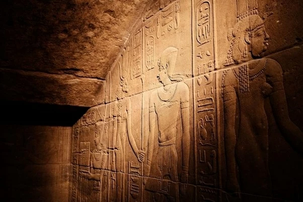 Những tác phẩm phù điêu bên trong quần thể đền Philae (thường mô tả các vị thần Ai Cập và các nghi lễ của các Pharaoh). (Ảnh: Xinhua)