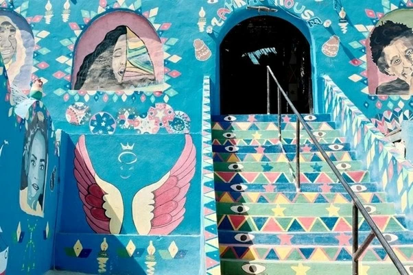 Khung cảnh một ngôi làng Nubia với màu sắc sặc sỡ và kiến trúc hình vòm đặc trưng dọc bên bờ sông Nile. (Ảnh: Xinhua)