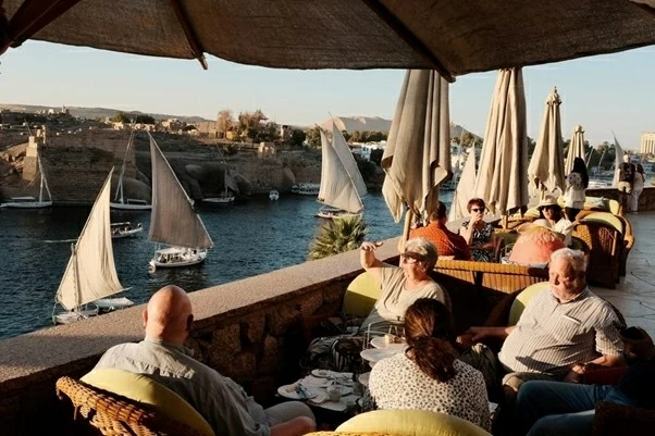 Du khách tận hưởng vẻ đẹp thơ mộng của thành phố Aswan bên bờ sông Nile. (Ảnh: Xinhua)