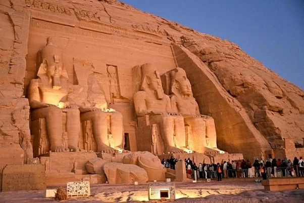 Khách tham quan xếp hàng chờ vào Đại đền Abu Simbel trong dịp Lễ hội Ánh dương. (Ảnh: Xinhua)