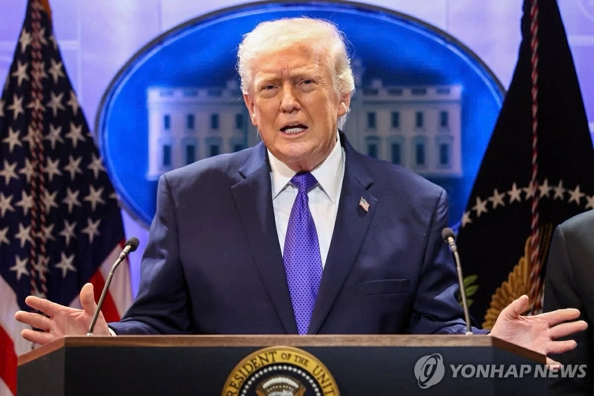 Tổng thống Donald Trump dọa tăng mạnh thuế với các nước 'lách luật' sau phán quyết của Tòa án Tối cao Mỹ Tổng thống Donald Trump dọa tăng mạnh thuế với các nước 'lách luật' sau phán quyết của Tòa án Tối cao Mỹ