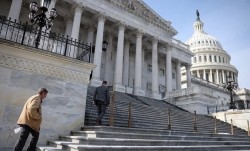 WSJ: Thuế quan của Tổng thống Trump không giúp thu hẹp thâm hụt thương mại Mỹ